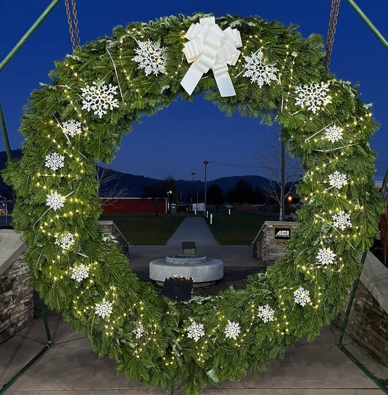 Picture of huge wreath at tree lot